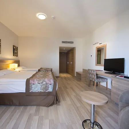Wyndham Garden Lara Hotell 4*