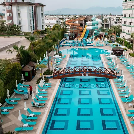Hotel Wyndham Garden Lara 4*