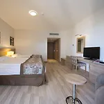 Wyndham Garden Lara מלון 4*