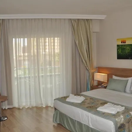 Wyndham Garden Lara מלון