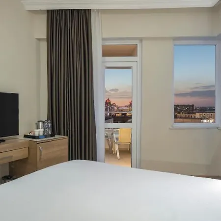 מלון Wyndham Garden Lara 4*
