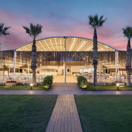 Wyndham Garden Lara מלון