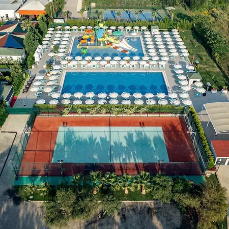 Wyndham Garden Lara מלון