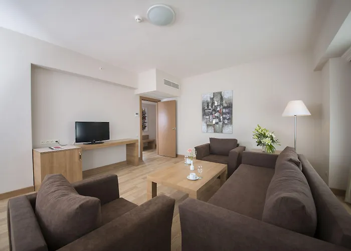 Wyndham Garden Lara 4*